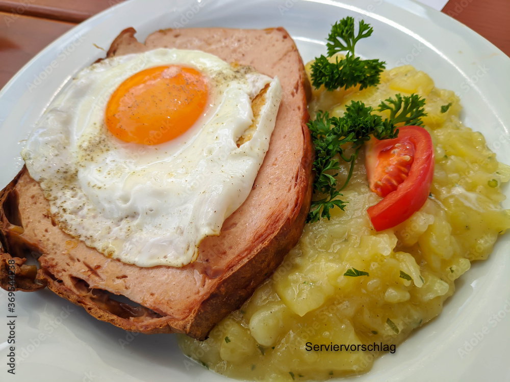 Fleischkase-mit-Spiegelei