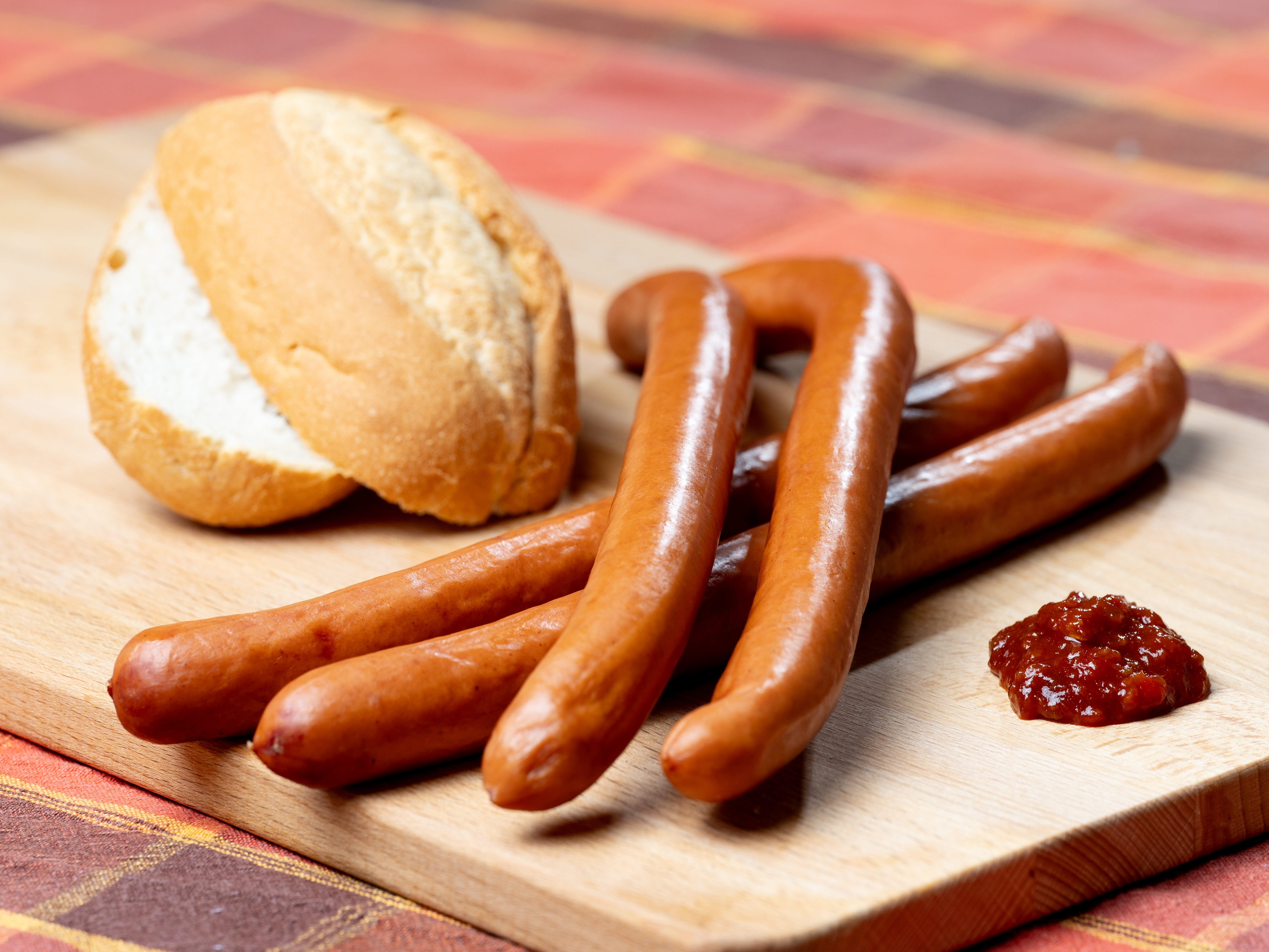 Wiener-Wurstchen-v-Duro-mit-Brotchen-u-Katenketchup Wiener Würstchen vom Duroc-Schwein