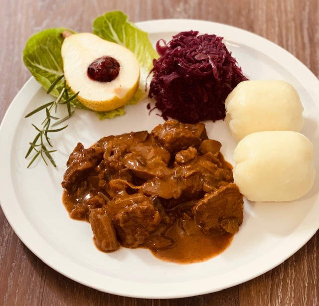 Wildschweingulasch mit Preiselbeeren